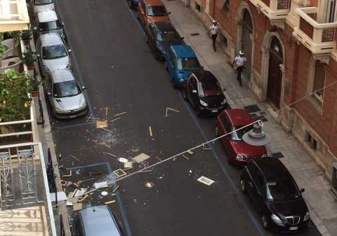 Bari, un uomo lancia mobili, quadri e oggetti pesanti dalla finestra: video